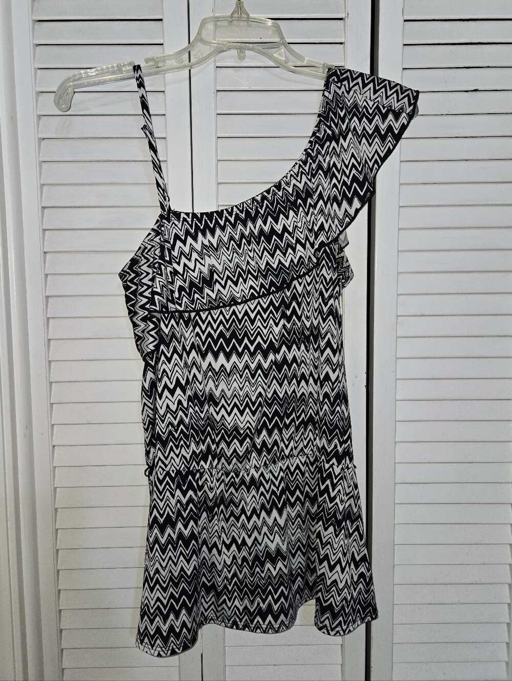Byline Women's S One-Shoulder Black & White Zigzag Top